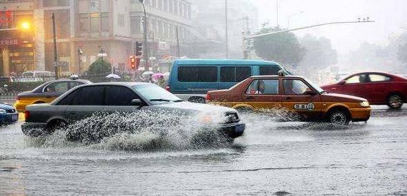 开车遇暴雨